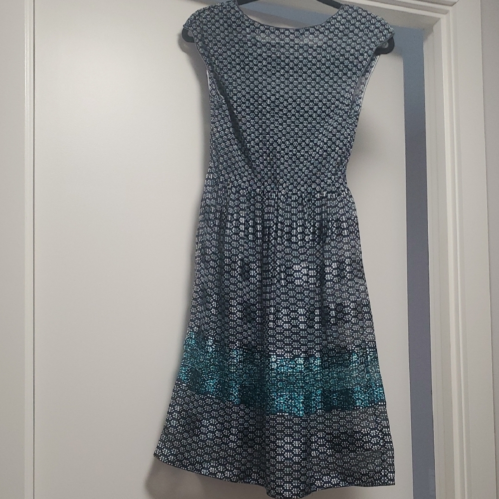 Elegant Blue Patterned Dress - Picture 4 of 4